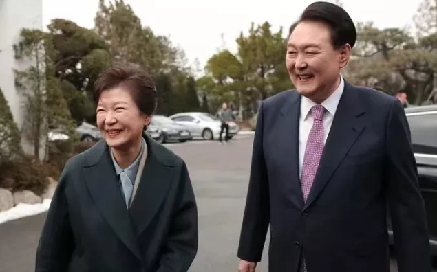 尹锡悦暂时保住了党籍！背水一战的底气或更充足了！

同样是保守派阵营的两位总统，