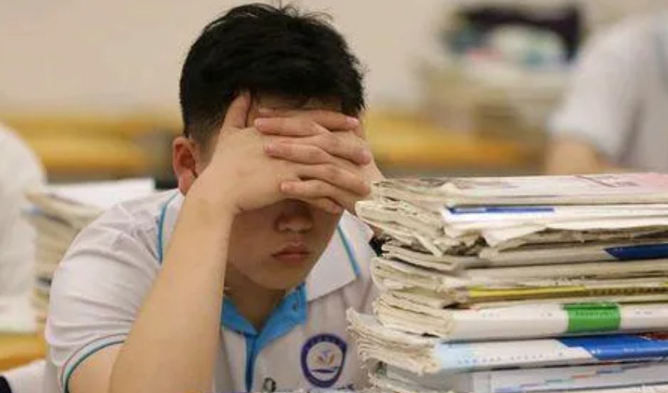 儿子上一年级，我最怕的就是每天给他辅导作业。给他辅导语文作业时，他不愿意好好写字