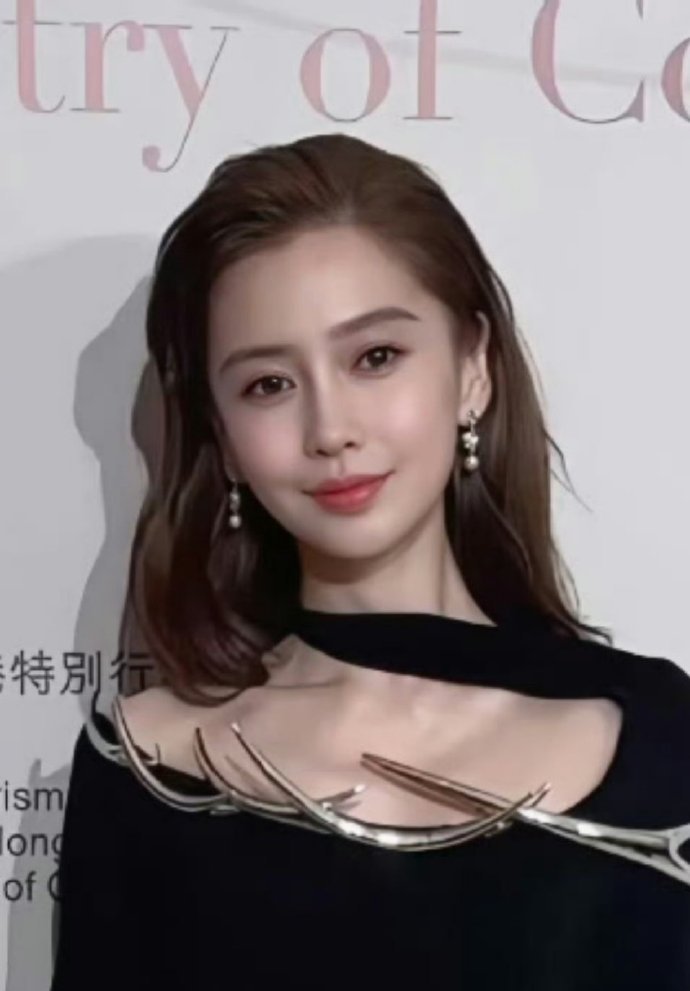 Angelababy出席线下活动了，颜值没崩。