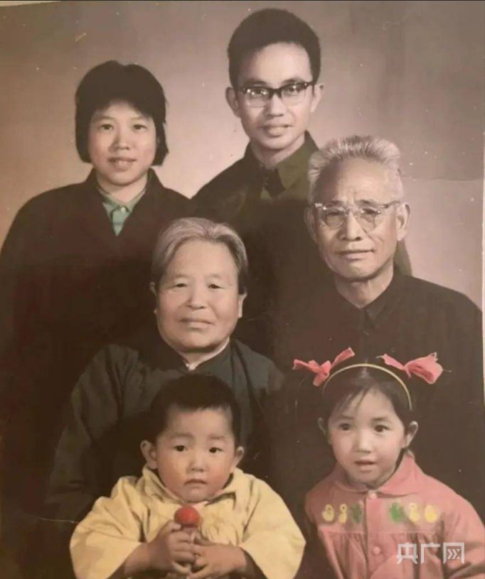 1990年，49岁的核武器研制专家魏世杰退休，带着妻儿返回家乡。没想到，妻子和女