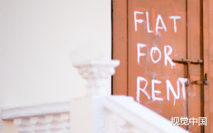 楼上301总是传来奇怪声响，这天又有一个火辣的女人走了进去，我顺着门缝偷看，眼前的一幕吓得我呼吸停止