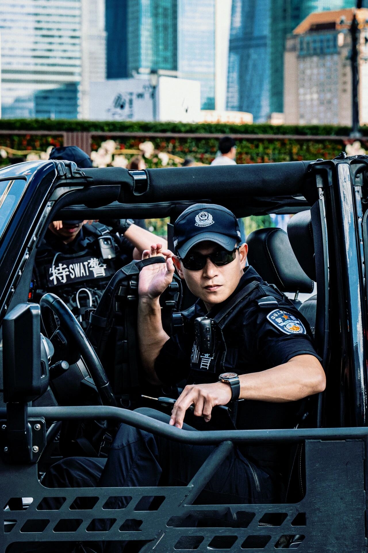 上海街拍·上海特警总队，“十六字方针，懂得都懂。”
