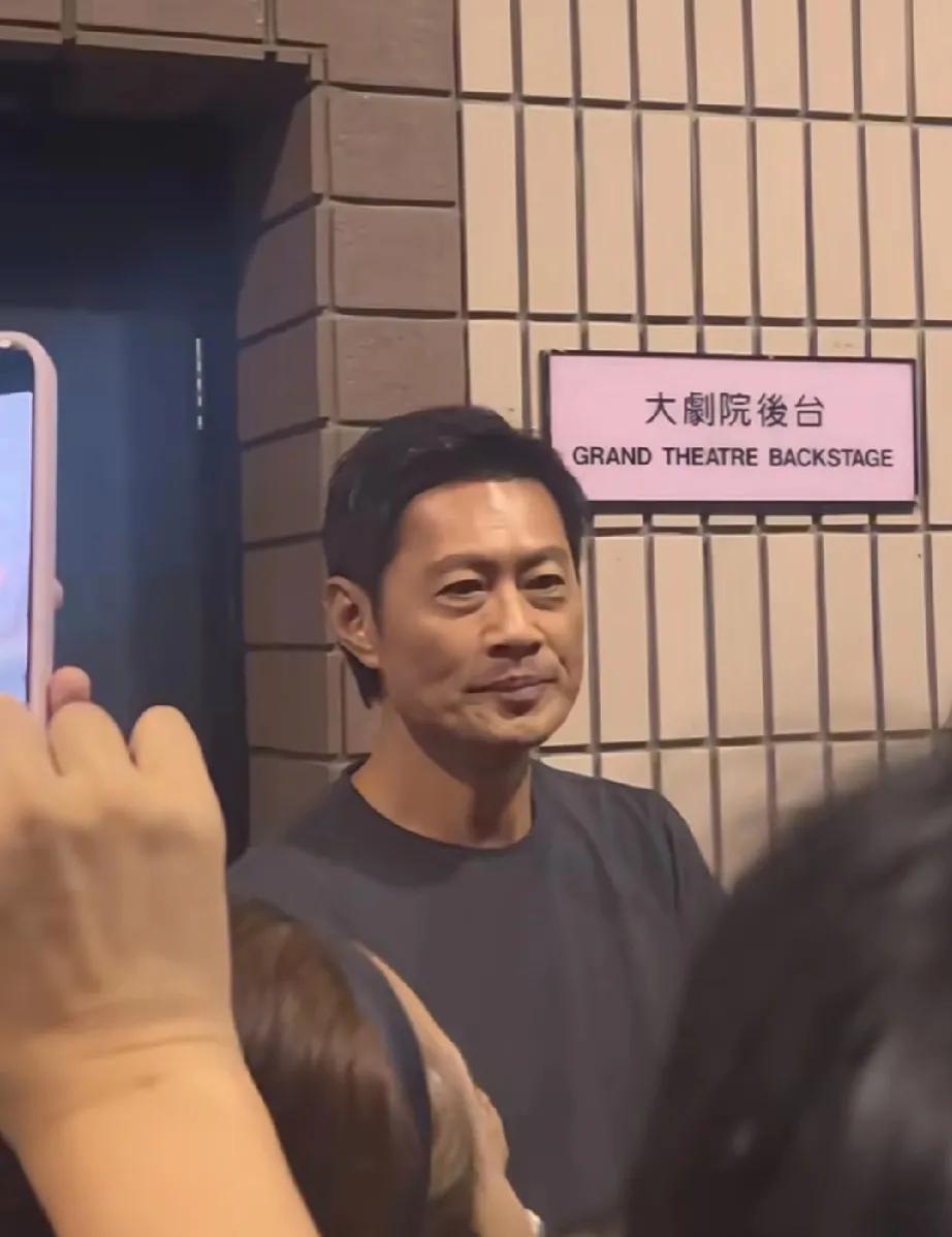 还记得这位港星吗？离开TVB好几年了
他的五官非常硬朗，配上健硕的身材，男人味十