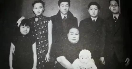 1935年，闽赣苏区的一个司令叛变，带着部队下山投敌，只剩下60多个干部被奋力突