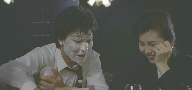 还记得1983年的香港电影《家在香港》吗？青涩的刘德华饰演的青年阿伦，刚踏入社会就惨遭“职场”滑铁卢