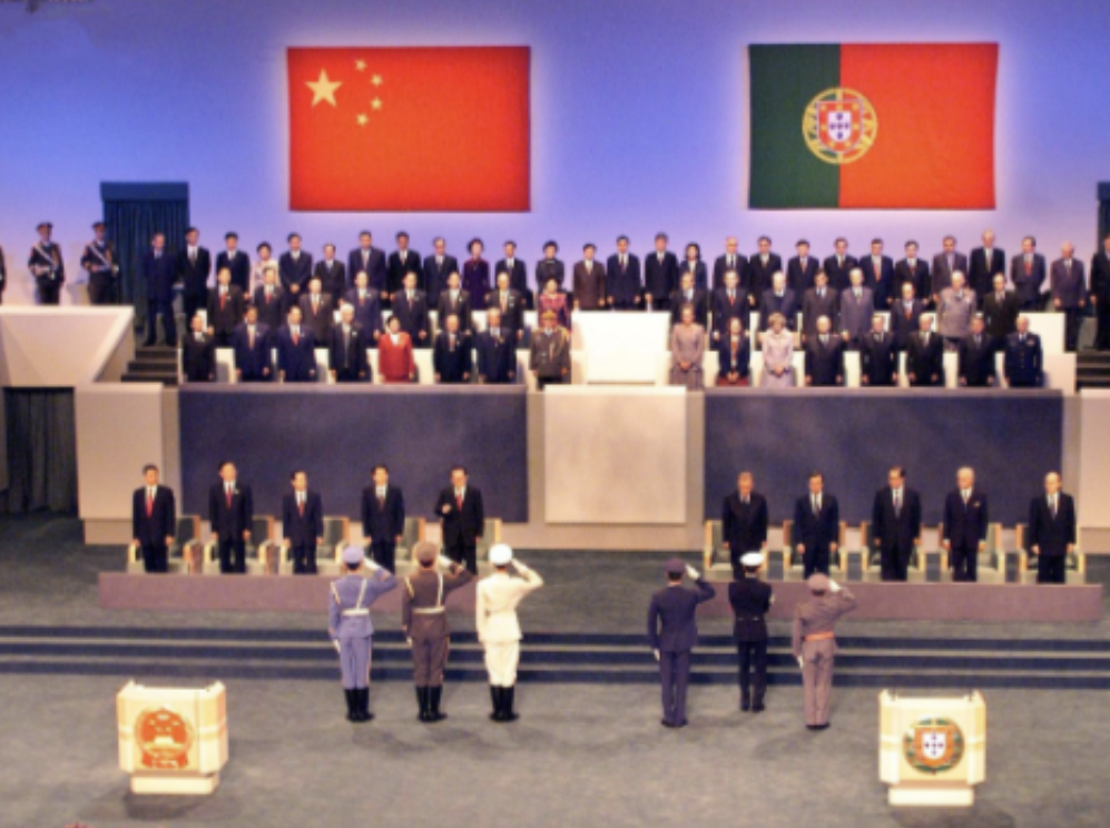 1975年，葡萄牙主动提出要归还澳门，同时提了个条件。得知他们的条件后，邓公一口