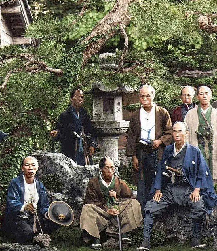 19世纪60年代，日本一群长相猥琐，冷血的强盗。这就是他们所谓的武士！