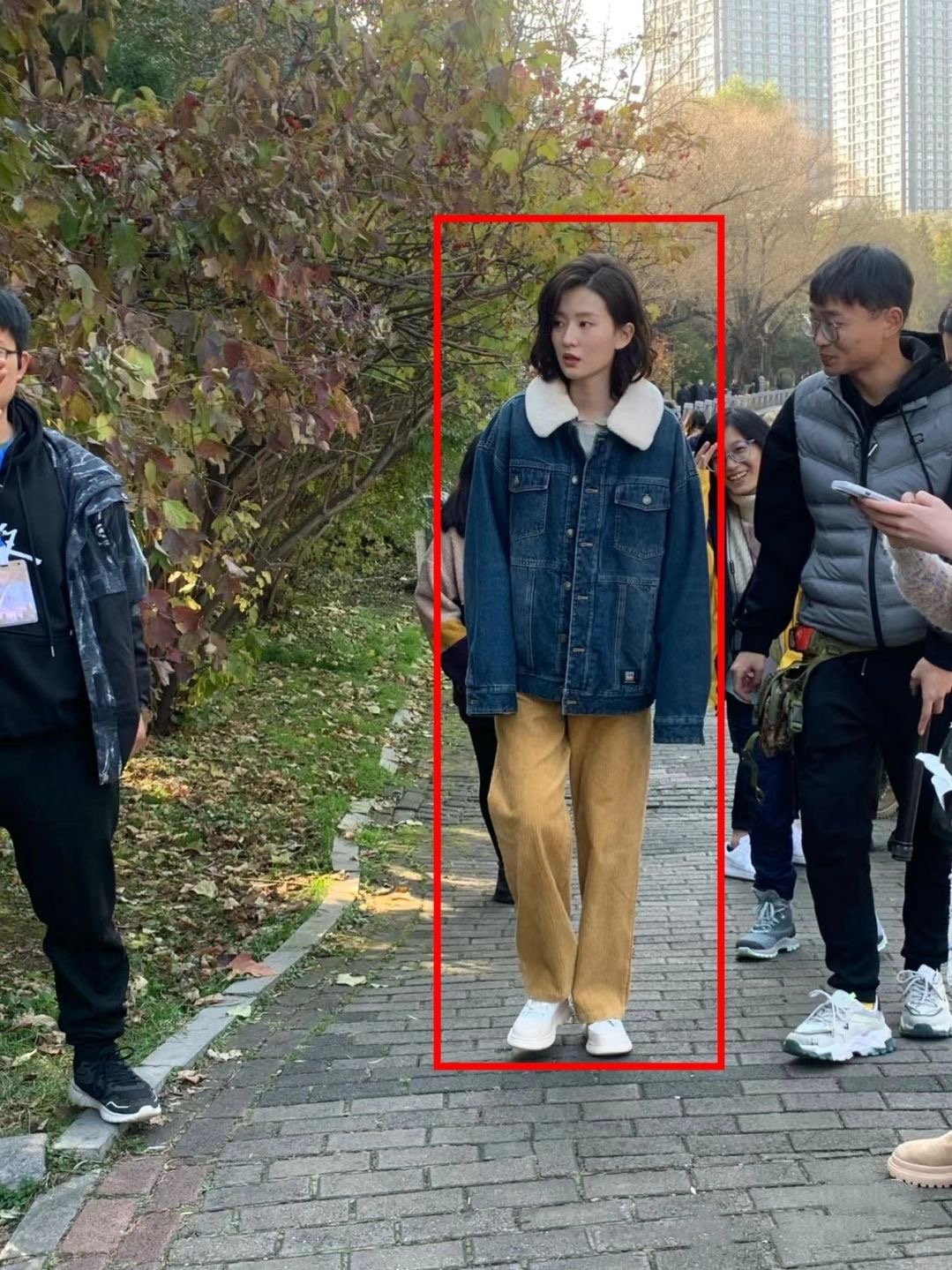 离开滤镜的乔欣，把我震惊到了[震惊]
本人很瘦长相一般五官很寡淡，离开服装和化妆