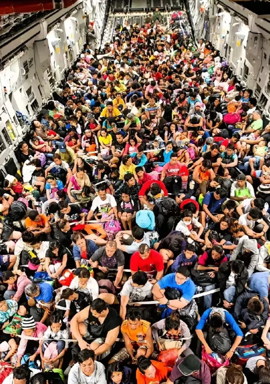 这个就是美军动用军用运输机，遣返非法移民的照片！
这些人散尽家财，千辛万苦的偷渡