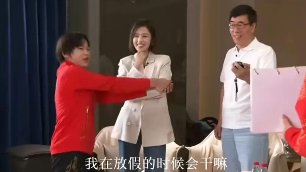 全红婵和陈芋汐玩你来比划我来猜——婵宝上蹿下跳地比划，陈芋汐沉着冷静地思考，这对双子星默契十足