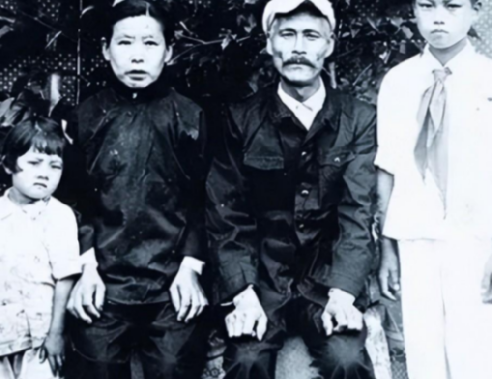 1945年，中国夫妇收养了4岁的日本弃婴，顶着辱骂，将其抚养长大，40年后弃婴回