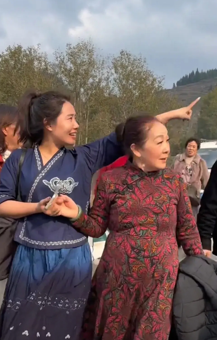 外婆过生日来了200多人，妞花摆了40多席。三个新闻媒体来报道，在线100多万人
