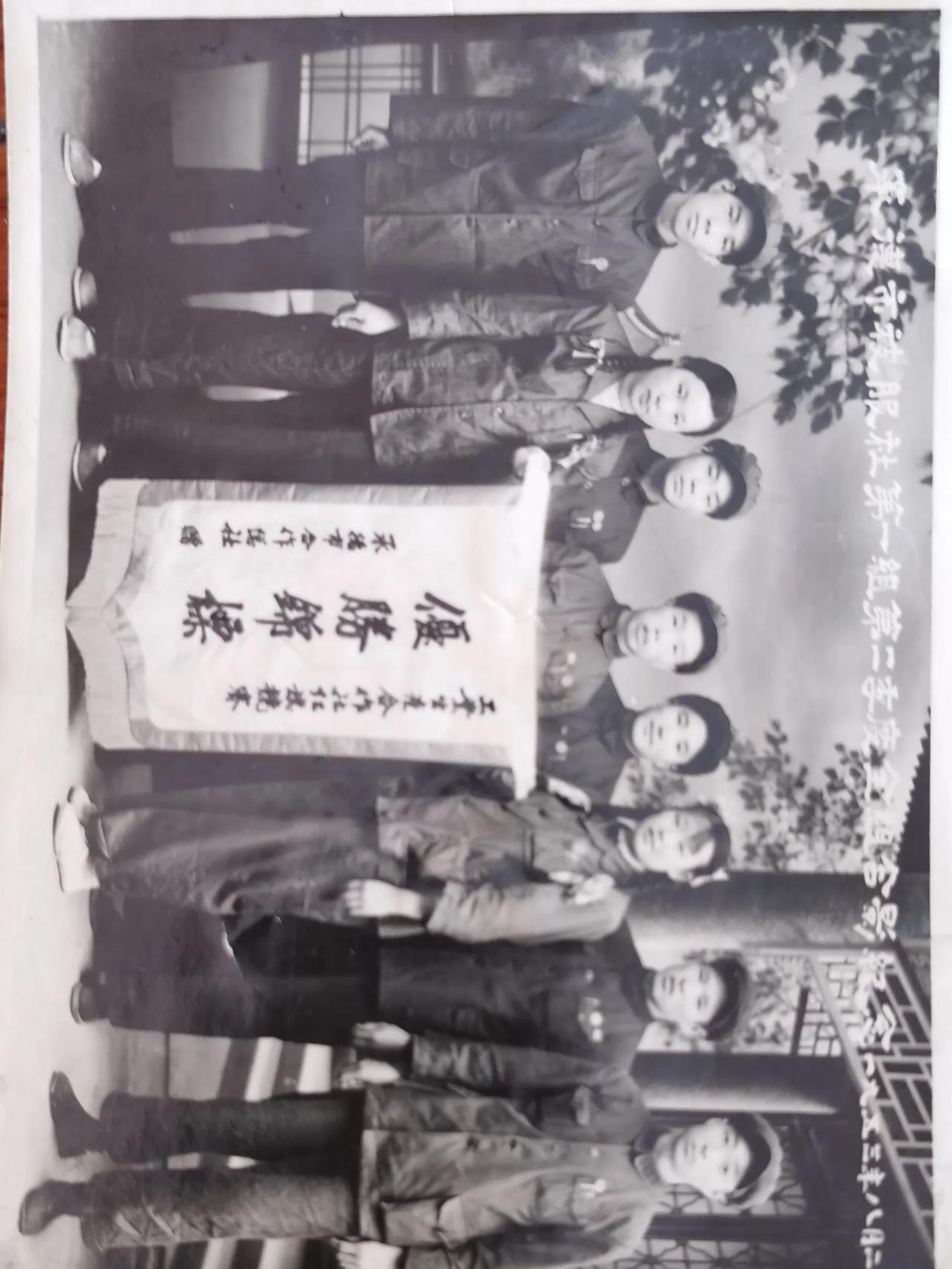 一张七十一年前
我母亲和她的同事们的合影照片
1953年8月20日，热河省承德市