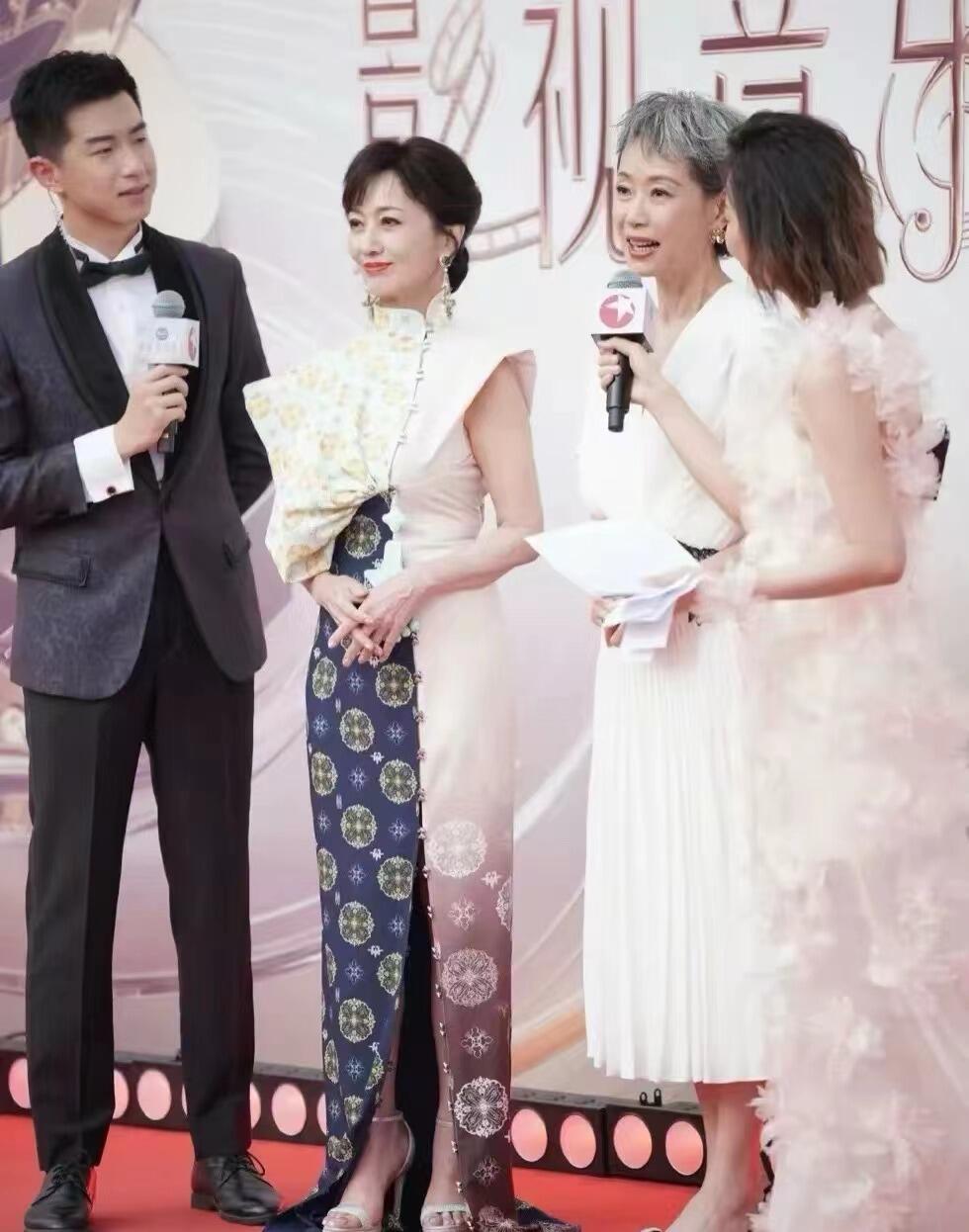赵雅芝叶童合体走红毯，梦回"许仙白娘子"