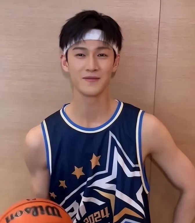 当27岁于适跟28岁李钧锐站在一起, 我才彻底明白, 什么是顶级骨相