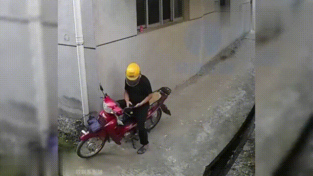监控拍下男子离世前一幕，前一秒还在玩手机，后一秒就天人永隔