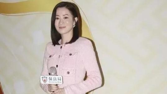 50岁佘诗曼香港出席活动，一身粉色套装清丽优雅，脸颊比心好甜！