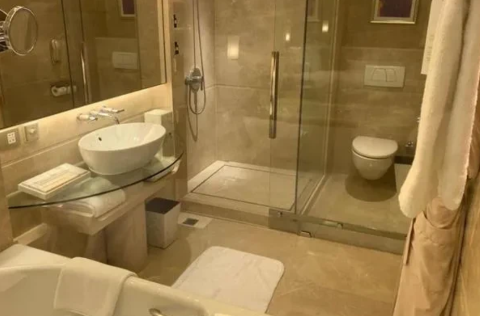 “就很离谱！”四川广元，男子入住酒店期间，因痔疮发作，遂来到卫生间坐上洗脸盆进行