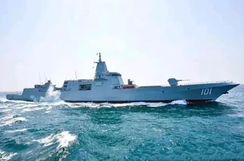 在浩瀚无垠的海域上，055型驱逐舰与美国航母虽相隔千里，却上演了一场科技与力量的