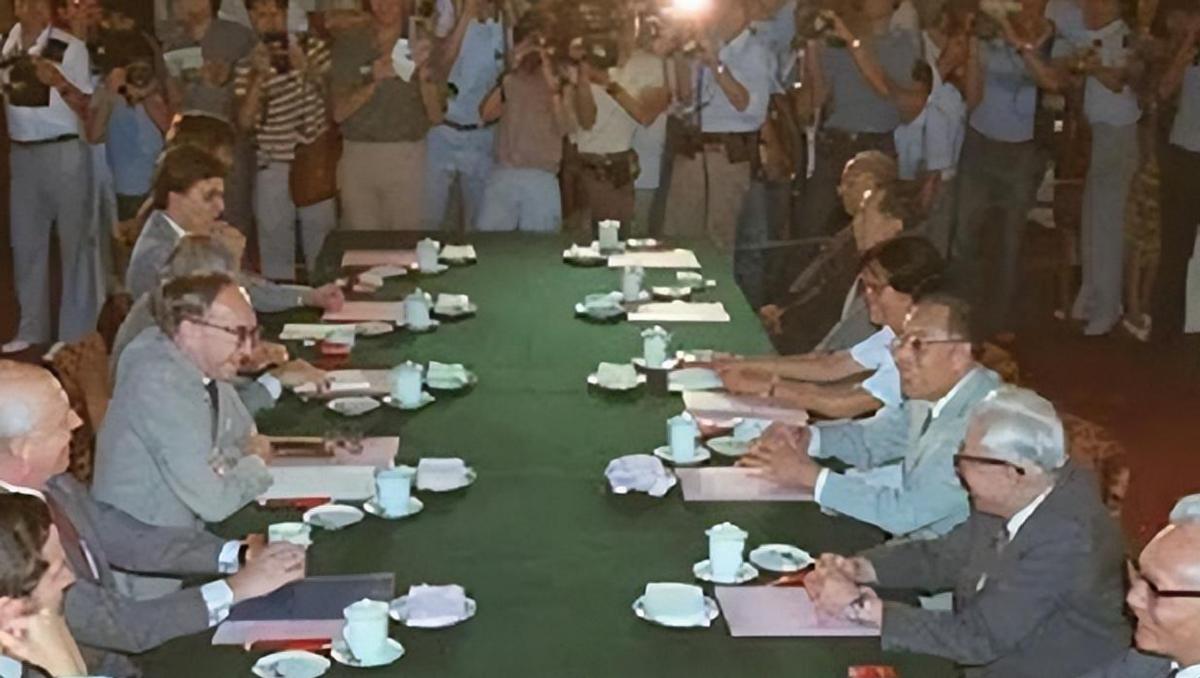 香港回归前夕，英国方面给香港交接仪式埋下了一个大漏洞，幸亏中央及时发现，并派出了