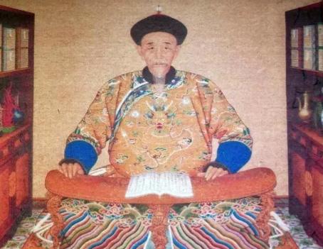 1699年，妻子病重卧床，26岁张廷玉却忙娶二房。新婚之夜，张廷玉走到新娘面前，