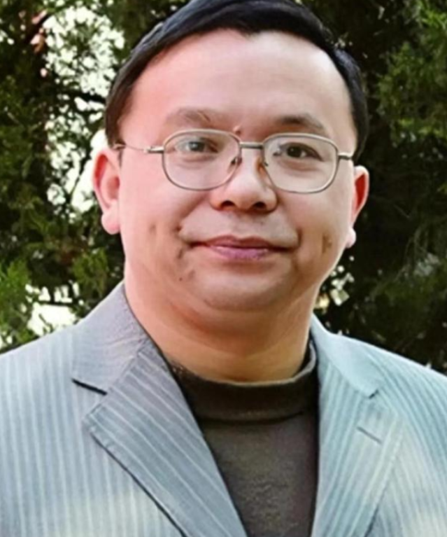 他名叫彭帮怀，被誉为“毒教材”问题的首位吹哨人，在长达14年的教材纠错斗争中，他