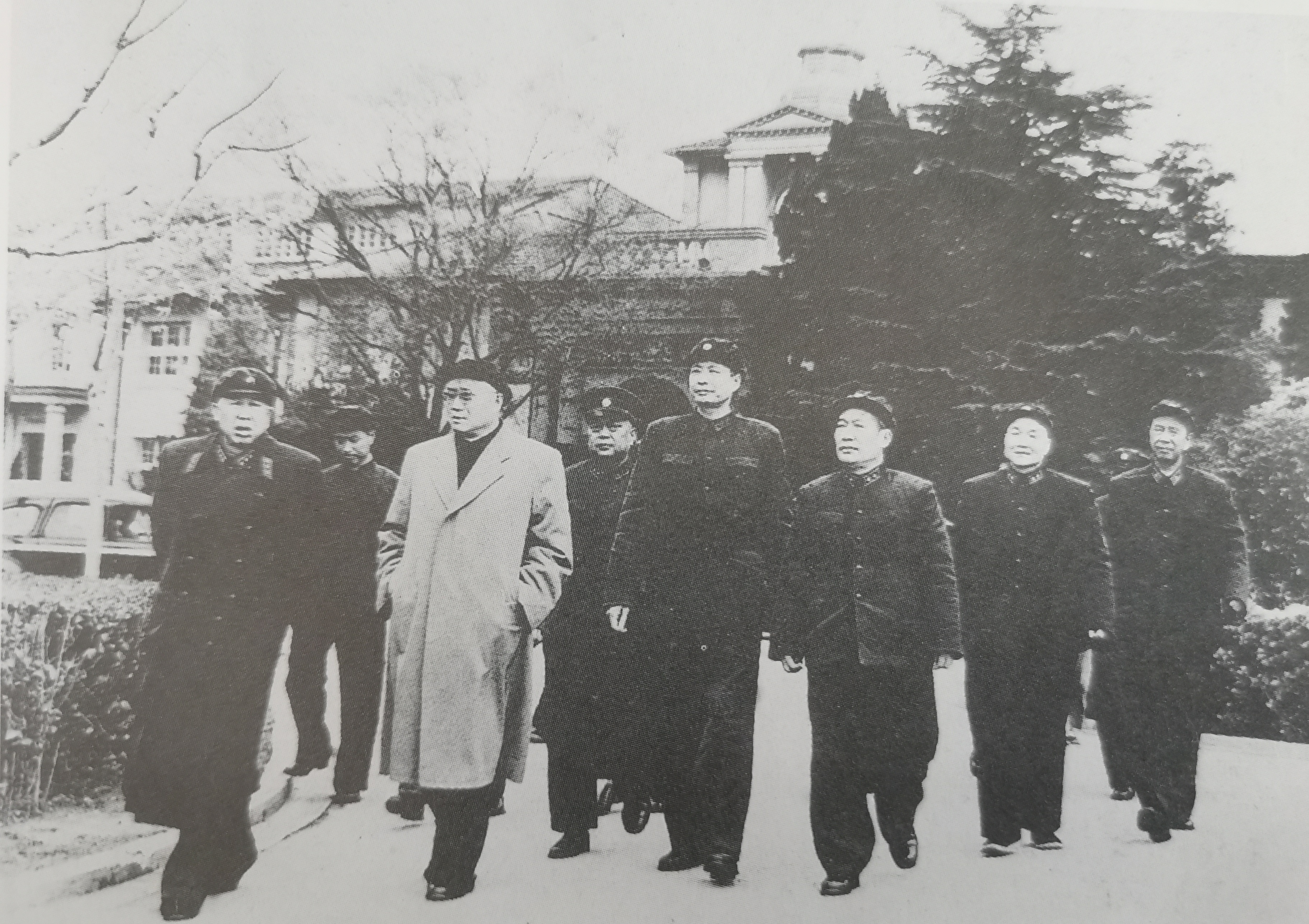 晚年担任了军委副主席。右边是院政委王平上将。右二是毛主席的亲家孔从洲中将。张震旁