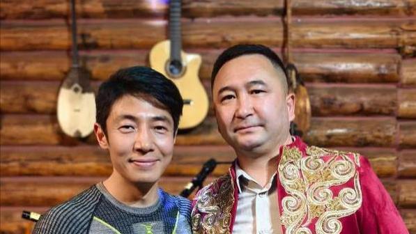 撒贝宁带全家冬游新疆，李白气质回春更迷人，金发儿子超萌超可爱