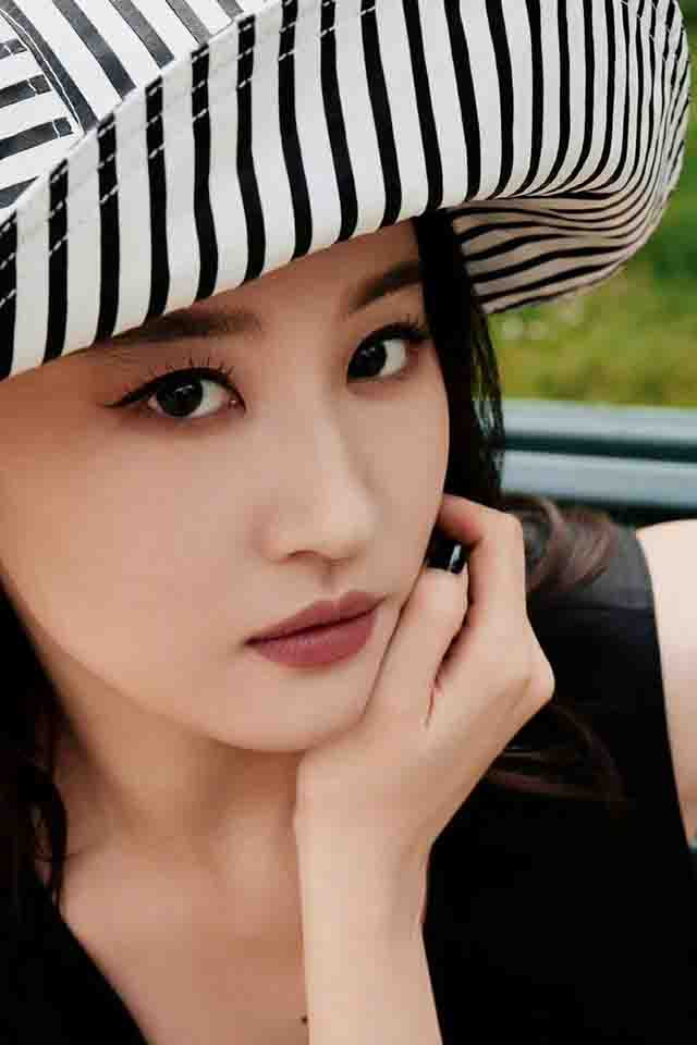 时装周上的刘亦菲，没有婴儿肥后，这张脸更加精致。