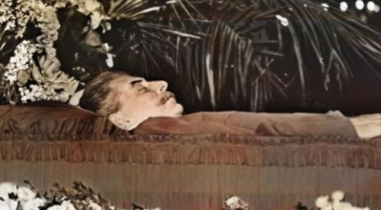 1961年，斯大林坟墓被挖开，士兵们迅速剥去他军服上的金钮扣，换上铜纽扣，随后将