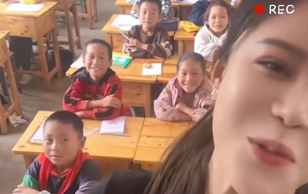破防了！2024年，支教老师为给孩子们惊喜，拿出自己辛苦挣来的工资，给全班学生买