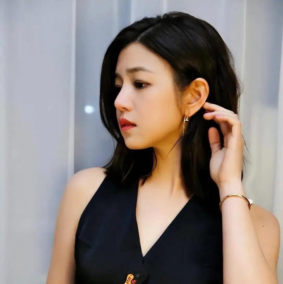 陈妍希春节孤单照引热议，夫妻两地分隔引猜测