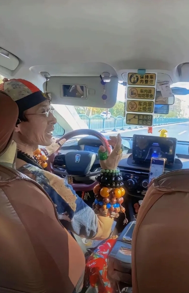 北京西站出来打了辆出租车.…那叫一个地道