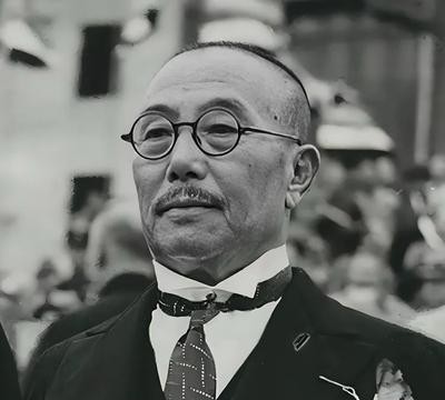 在抗战时期的上海，傅筱庵成为了一个备受争议的人物。他的故事充满了权谋与背叛，使得