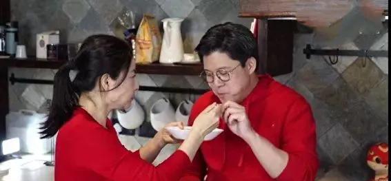 大年初一，郭晶晶和霍启刚在个人社交账号上发布汤圆制作视频，并讲述一家在东北上大炕