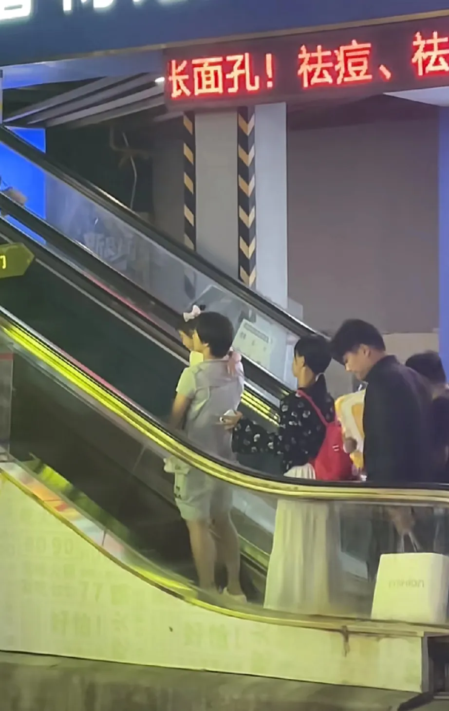 全红婵看起来精力充沛啊！她先去湛江幼师游玩，之后又和哥哥还有家人一起到万达逛街。