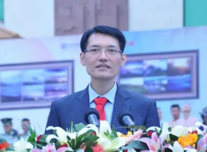 李磊出生于1971年，父亲是退休上将李继耐。他从小学习能力就很强，通过自己努力考