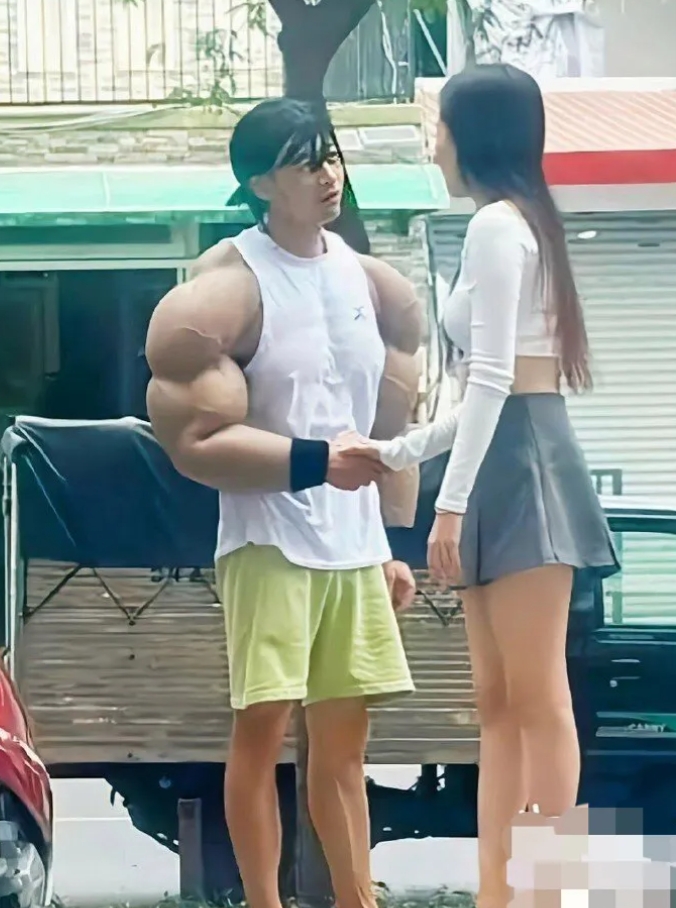 哥们，你这锻炼得不太对劲啊，上半身和下半身咋如此不协调，相差也忒大了吧！
