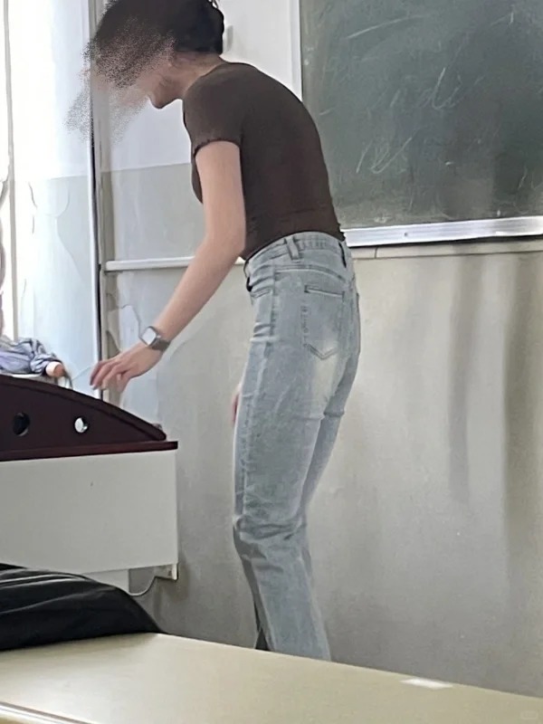 家人们没屁股别碰紧身牛仔裤。。。
被老师点上台做ppt分享，舍友从下面拍的我，撅