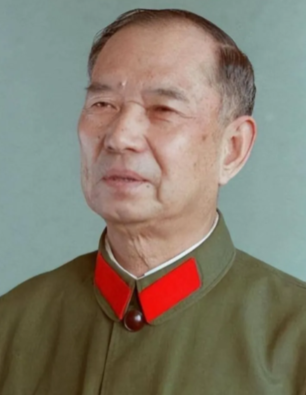 1982年，共和国开国少将尤太忠在检阅部队时，发现一名副团长异常面熟，心中不禁暗