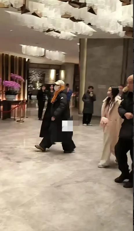 我的天啊！沈阳酒店里见到伊能静秦昊回家过年，没有想伊能静学着李湘披着大衣扮女大佬