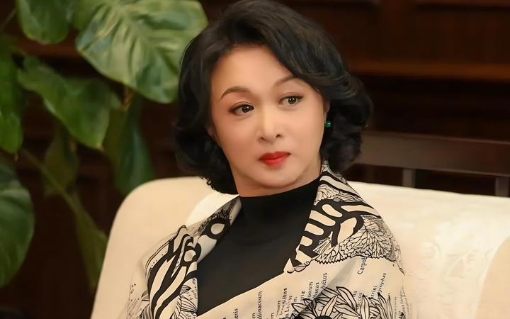 一次，金星回到家，看到保姆和两个儿子在饭桌上吃饭，女儿在一旁抽泣，没有饭吃。看到
