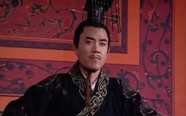 汉武帝几乎毁灭了一切既得利益阶层，将贫富悬殊一变为“共同贫困”，这是一种少见的“