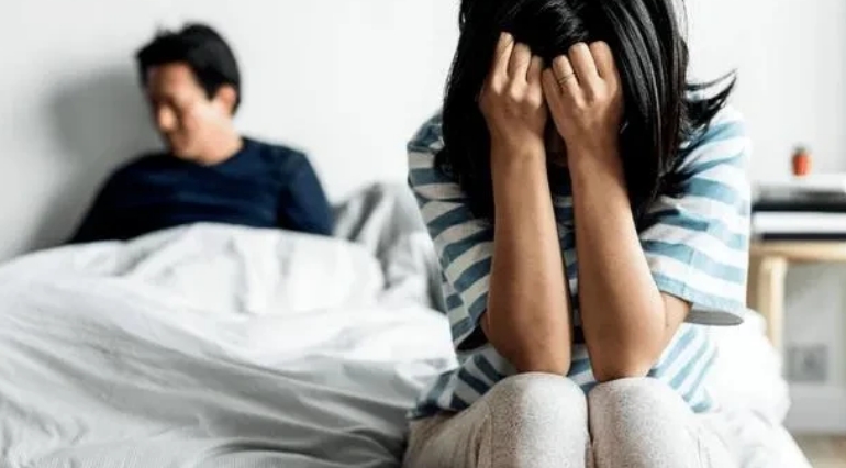 上海，一男子意外发现，女朋友和自己的“外甥”添加了微信好友，并且经常偷摸着聊天。