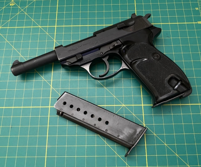 这就是著名的瓦尔特P38手枪，二战时期德国的标志性武器之一。它那经典的设计，至今