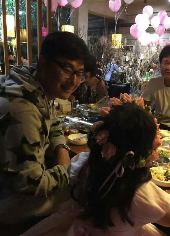 不止李湘看王诗龄的眼神充满爱意和欣赏，爸爸王岳伦看王诗龄也是一样，好慈爱的父亲。