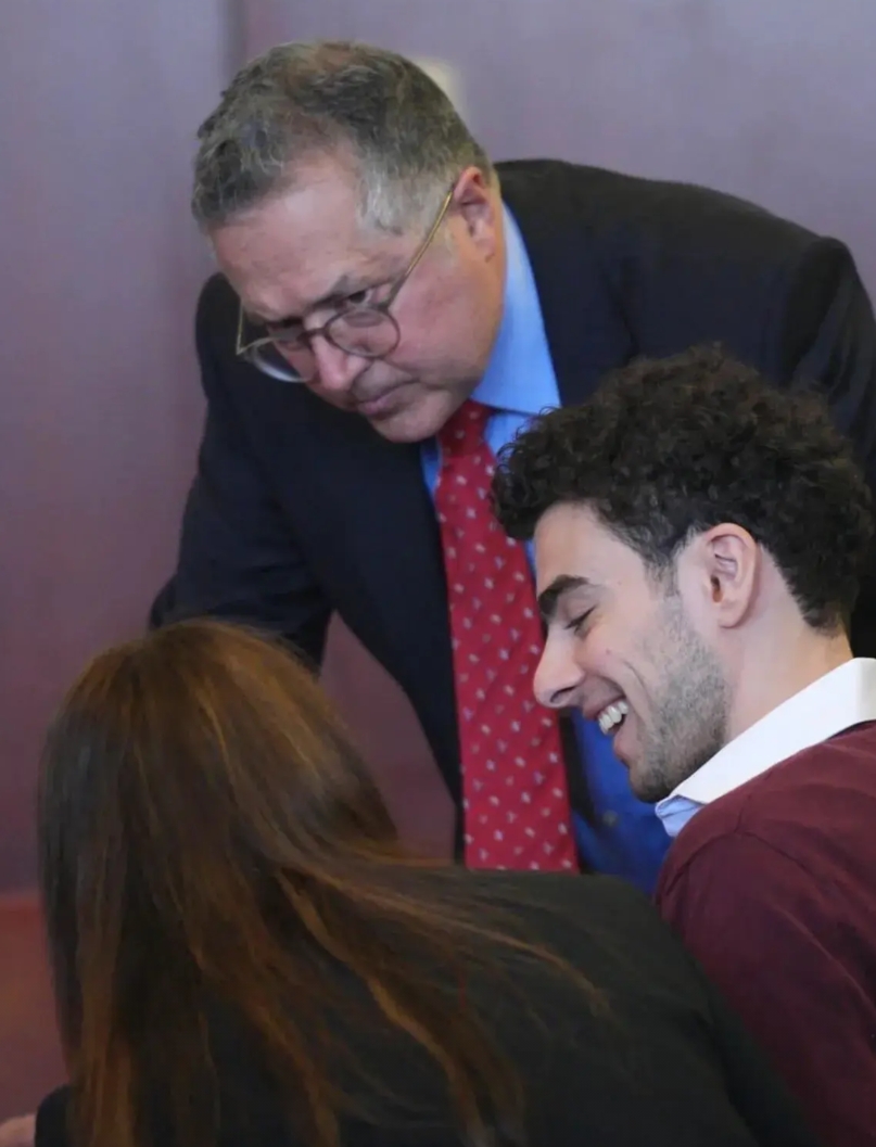 宾大高材生枪杀保险公司CEO的路易吉在法庭上和辩护律师沟通。
他怎么做到这个时候