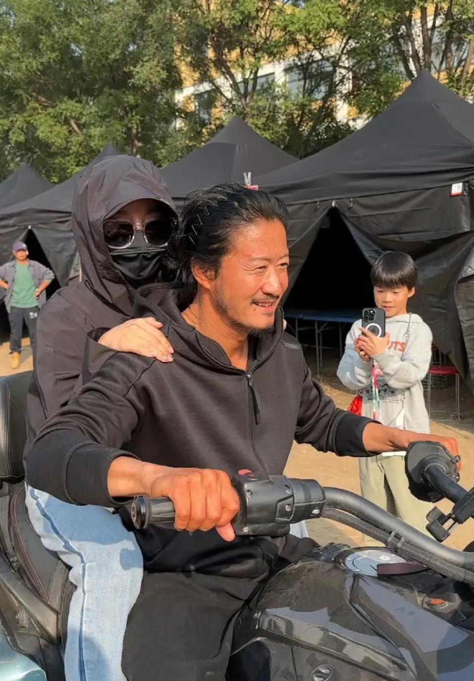 一路看着吴京从小鲜肉一路变成知名大导演的，变得不仅是身份，连着颜值也发生了翻天覆