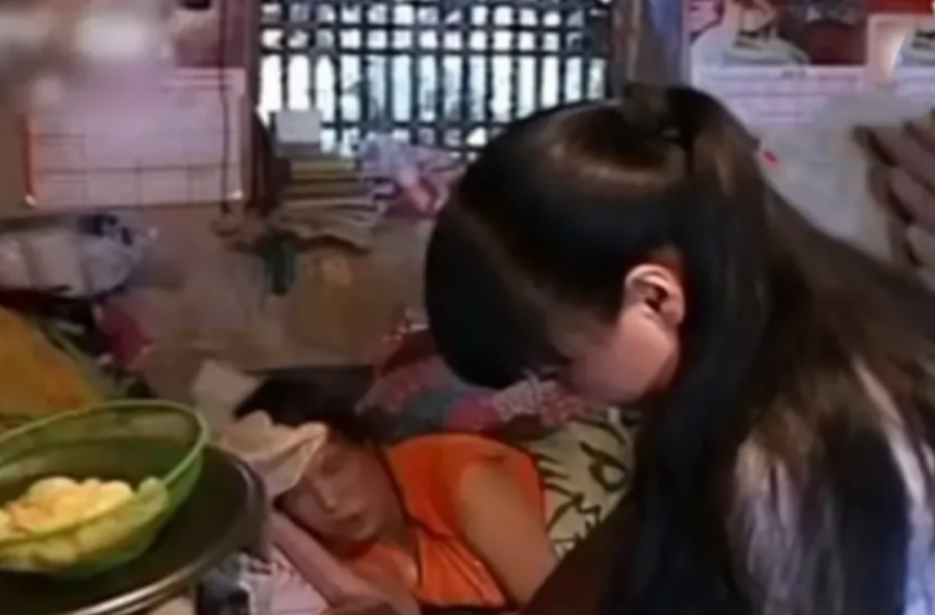 陕西某中学，老师发现个怪事：15岁女生，每天一放学，端起学校的免费午餐，撒腿就跑