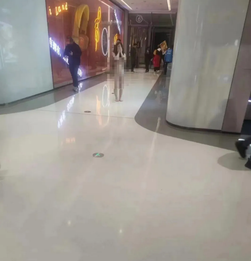 武汉一年轻女子裸体现身商场，双手捂脸不顾过路行人， 很多人说是主人的任务，也有人